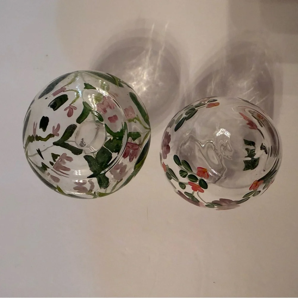 VINTAGE BUD VASES PAIR SMALL CLEAR GLASS HAND PAINTED FLOWERS PINK PURPLE GREEN - Picture 4 of 6